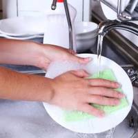 Брат з невісткою взяли кредит і відразу з’їхали від наших батьків. Тато з мамою їздили робити там ремонт. Невістка лише чай їм робила. На свій день народження вона нас не запросила, але коли мав бут