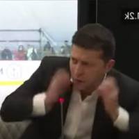 Відео. Охорона піднялась блискавично! Зеленський не на жарт перелякався і ледь не стрибнув під стіл від гучного шуму через поломку обладнання