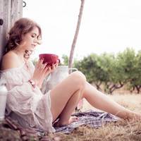 30-річна вдова Клавдія прибігла до сусідів: – Ховайте дочку від нового дільничного: злий, як собака, очима зиркає, молоденьких дівчат видивляється, кажуть, уже кількох дівок зіпсував