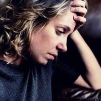 Мати мого чоловіка жила у дуже поганій квартирі, всі стіни поцвіли, сирість та бруд скрізь. Тоді мій чоловік пошкодував її, він вирішив дешево продати мамине житло, докласти наші гроші і купити мамі г