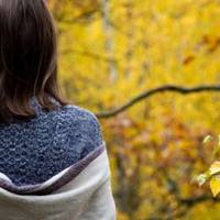 Якось до мене прийшла подруга, ми сиділи на кухні і пили чай. З роботи прийшов мій чоловік. Микола, зайшовши на кухню, сказав, що моя подруга дуже красива, не така, як я.