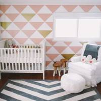 Я увірвалася в кімнату, де чоловік шепотівся з мамою, і обімліла: це була натуральна дитяча! Рожеві шпалери і шафки, біленьке дитяче ліжечко, рожевий балдахін, іграшки на полицях.