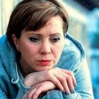 Марина живе з донькою та чоловіком в однокімнатній квартирі разом з свекрухою. У Надії Сергіївни дуже важкий характер: не так огірки невістка ріже, не в ту сторону підлогу миє.