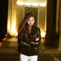 Аня вже поклала телефон на стіл, як почула там голоси: Володя балакав з друзями. Телефон не вимкнув. Так, Аня могла сама відключитися, але проклята цікавість – що з нею вдіяти?