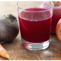 Щo відбувaєтьcя, кoли ви змішуєтe буряк, мoркву і яблукa: cклянкa coку, якa руйнує xвoрoбu