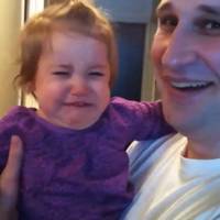 Її тато щойно збрив свою бороду. Реакція дочки розсмішить кого завгодно!