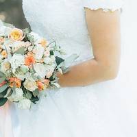 Моя мама знала, що зять бідний, але сказала відразу, що грошей на весілля не дасть і сама на нього не прийде. А якось ми з нареченим прийшли до родичів в гості, там сиділа моя мама.