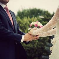 Галина з чоловіком надавали синові повну свободу і ось результат: сільська дівка окрутила хлопчика. Свекруха, чекаючи, чим скінчиться весь цей безглуздий фарс, спостерігала за сімейним життям свого си