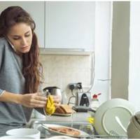 Чоловік зранку поснідав і пішов на роботу. Посуд залишився в раковині. На це нагрянула свекруха і почалося – я лінива невдячна дружина, яка не вважає за потрібне підтримувати чистоту в домі.