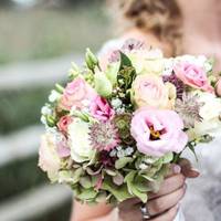 Свекри оплатили нам все весілля, ми ні копійки не доклали, але вони сказали, щоб з моєї сторони було людей мало. А коли заміж виходила сестра мого чоловіка, там був такий переполох, вони не знали, де