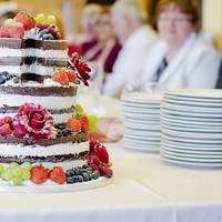 Я купила торт. Дорогий. На замовлення. Дві тисячі шістсот гривень. Ну чесно – не дешево, а він приторно солодкий, неможливо їсти. Всі поколупали в тарілках – і відклали. Нікому не сподобався