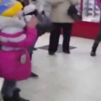 У Краматорську в супермаркеті дівчинка заспівала гімн України. І тут понеслося …