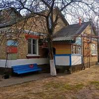 Від дітей я щастя не маю. Вже й забула, як донька виглядає, а про сина й говорити соромно. Онуки хату минають мою. Їм баба була треба, коли на навчання грошей не вистачало.