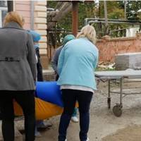 Важкoхвoрого з kовідом переносять до реанімації на руках шестерo жінoк: вражаюче відеo з Чернівецької лікарні