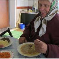 Я приїхала з дачі в місто і зайшла до доньки в гості. Дістала вона мені каструльку з гречкою, чай заварила. І тут приходить з роботи зять.