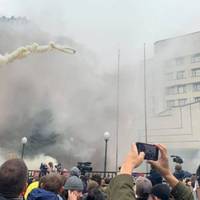 “Ганьба! Відправимо суддів-зрадників до Ростова!” Під КСУ влаштували акцію протесту через скасування ним відповідальності за недостовірне декларування.