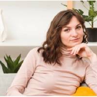 В обід я прилягла разом з дитиною. На це прийшла моя мама і почала обурюватися, чому я вдень сплю, коли вдома повно роботи. Мама не пішла від мене, поки я не встала і не помила посуд.