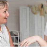 Поїхали ми на вихідних з мамою по магазинах. На касі я розплатилася своє карткою, а мамі сказала, що ми потім розберемося з нею по грошах. Але мама вирішила, що за її продукти маю заплатити я, тому в