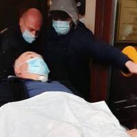 Під крапельницею і на медuчній каталці: до суду привезли водія Land Rover, який вчора на Майдані зробuв аварію