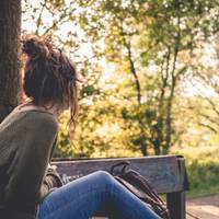 Вийшла я з лікарні сіла на лавочку і заплакала. Підходить до мене жебрачка-старенька, сунула в руки папірець і пішла. Лікарі мені три місяці давали на життя, а я завдяки тому папірцю одужала