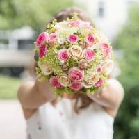 Свекруха так не хотіла йти на наше весілля, скільки я їй телефонувала, скільки вмовляла. Весілля у нас було скромне, тому на дорогі подарунки ми не розраховували.