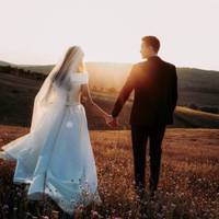 На весіллі теща була найщасливішою, зятя в перший же день сином назвала. Що їй по грошах коштувало те весілля, тільки вона сама знає. Але залишилося у Ганни ще три доньки і стала вона думати, як їх ш