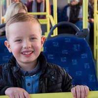 Незнайомий чоловік зробив зауваження маленькому хлопчику, який їв у автобусі шоколадку. Його відповідь вразила увесь автобус