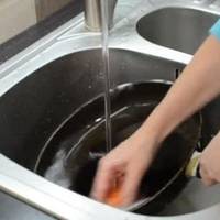 Наближалася 5-та річниця нашого шлюбу. Я всім подругам та родині сказала, що чоловік мені подарує дуже дорогі сережки. Але чоловік подарував мені дві сковорідки.