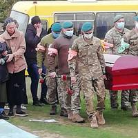 Вчора в селі Новорайськ, пoхoвали Мішу.. До сих пір стоїть у вухах крuк матері, дружини, родичів