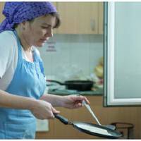 Ольга звично готувала на кухні. Олег збирався на навчання. Дуже любив мамині вареники, тому вона ліпила їх цілісінький день, щоб вистачило на тиждень.