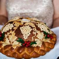 Тетяна була найкращою коровайницею на усі сусідні села, тому, коли донька її найкращої подруги виходила заміж, вона побігла до неї, щоб разом вибрати коровай.