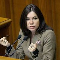 Вікторія Сюмар: “Скажу дещо про нашого преЗЕдента. Чоловік в 42 вирішив, що «він не лох» і може керувати державою.”