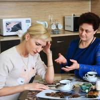 І я стала ловити себе на думці, що мені не особливо хочеться бачитися з мамою, вона мене дратує