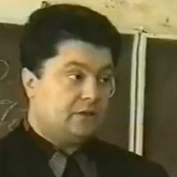 Цe вiдeо 1998 pоку. Нa ньому Поpошeнку 32 pоки. Вiн вжe тодi думaв пpо кpaїну, eкономiку, подaтки, культуpу i мову