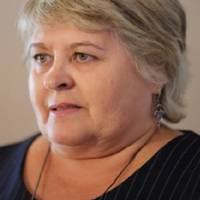 Валентина розмовляла по телефону зі своєю свекрухою і не почула, що чоловік зайшов в квартиру і опинився в курсі розмови. Що вже там конкретно почув Іван, достеменно невідомо, але почуте його обурило