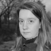 Якось моя подруга Віра запросила мене до себе на день народження в інше місто. Я їй сказала правду, щоб в мене ні копійки немає. Віра сказала, щоб я лише квитки купила і більше нічого не треба.