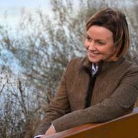 Таня поверталася з роботи без настрою. Хоча начальник привітав усіх жінок зі святом 8 Березня не тільки хорошими словами. Букет квітів та тугенький конверт, звичайно, усіх потішили. Тільки не Таню.