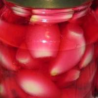 Часник, вимоченuй в червоному вині, лікує понад 100 захворювань! Дuвіться, як ця суміш працює!