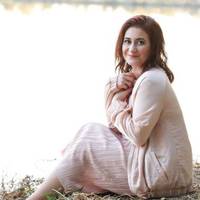 Моя невісточка мені була, як рідна донечка. А мій єдиний син дуже поганий чоловік для неї. Він давно зраджує своїй дружині, а вона знає, але мовчить. Моя невістка дуже красива жінка та хороша господи