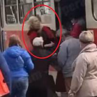 У Києві дівчину без маски ногами виштовхали з трамвая (ВІДЕО)