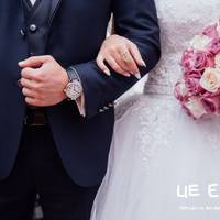 Я згадую напружене обличчя мами на нашому весіллі і загадкові слова: «Ой, дітки, що ж я роблю! »