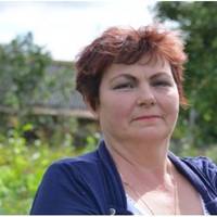 П’ятнадцять років тому чоловік пішов від мене і сказав: «Як була простачкою з села, так і залишишся нею». Всі ці роки я мріяла зустріти його при повному параді: в красивій сукні, з зачіскою, де-небуд