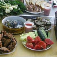 В неділю, о 7 ранку подзвонила свекруха. Сказала, що м’яса купила на всіх, замаринували вже, і запрошує нас на дачу. Ми поїхали, бо знали, що свекруха по-доброму не відстане. Дві години добиралися.