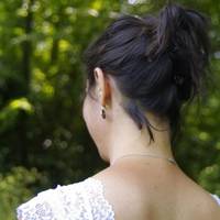 Я жінка некрасива, зовнішність у мене ніяка, я це добре розумію. Тому коли на мене звернув увагу красивий чоловік, я була дуже щасливою, Олег на 3 роки молодший за мене.