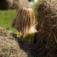 Сама виховувати дитину Світлана не хотіла, а пішла до моїх батьків зі своєю матір’ю і розповіла все, як є. Батьки швидко мене одружили. Мені було незручно дивитися в очі друзям.