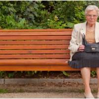 В неділю я запросила до себе сина з невісткою. За чаєм я почала розмову про те, що мовляв я живу поруч, готова їм завжди допомогти. Але невістка відмовилася, сказала, щоб я влаштовувалася на роботу,