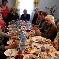 Чоловік пpuнизив жінку перед родичами, сказав, що вона нiхто і живе виключно за його рахунок. Відповідь дружини вразила всіх, чоловік хотів nровалиться крізь землю..