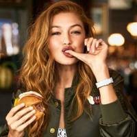 Поїхали ми з чоловіком до друзів у гості, думали зараз ікорочки червоної спробуємо і не мойви, яку ми і самі купити можемо, а справжньої, та не так сталося як гадалося! Вона оселедець під шубою подала