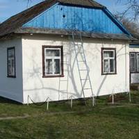 Наталя ще зовсім молодою була, як в селі гуляли весілля. А Віталій уже дорослий — високий, ставний. Он танцює з якоюсь вродливою білявкою, а Наталя сидить у куточку на лавці і потай від усіх ним мил