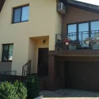 Новина ця підняла все село, затьмаривши собою всі попередні новини. — Ви чули, від Володьки Деркача пішла дружина? Покинула й подалась у невідомому напрямку, — гомоніло село, звинувачуючи в усьому ї